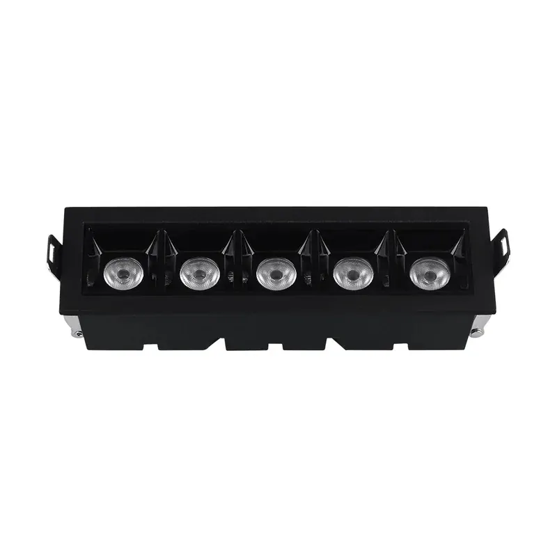 Luminaria lineal empotrable en techo color negro con óptica 10W 3000K blanco cálido