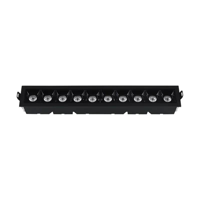 Luminaria lineal empotrable en techo color negro con óptica 20W 3000K blanco cálido